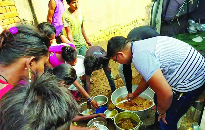 सेवा फाउंडेशन ने बांटे पानी और खाना 
