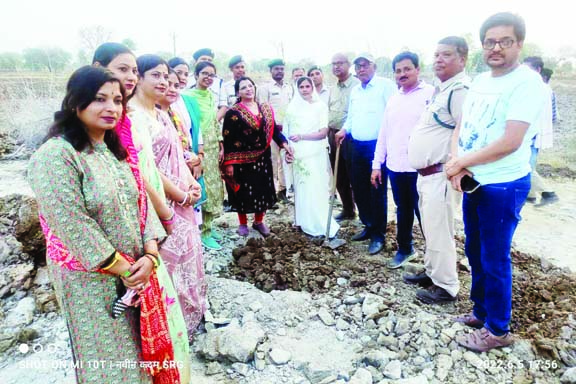 जनप्रतिनिधियों ने 101 पौधे रोपे 