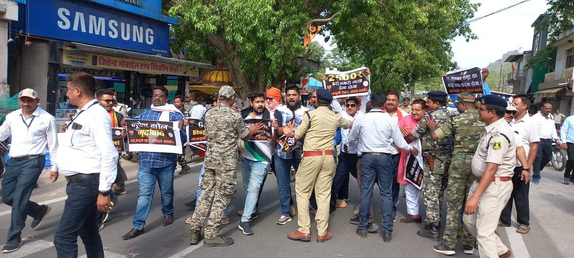 वादों को पूरा करने की मांग को ले सीएम से मिलने पैदल मार्च पर निकले भाजपाई गिरफ्तार वादों को पूरा करने की मांग को ले सीएम से मिलने पैदल मार्च पर निकले भाजपाई गिरफ्तार