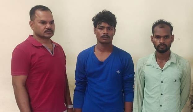 कनपटी पर नकली पिस्टल अड़ाकर लूट, पेट्रोल मांगने के नाम पर रुकवाई थी बाइक  