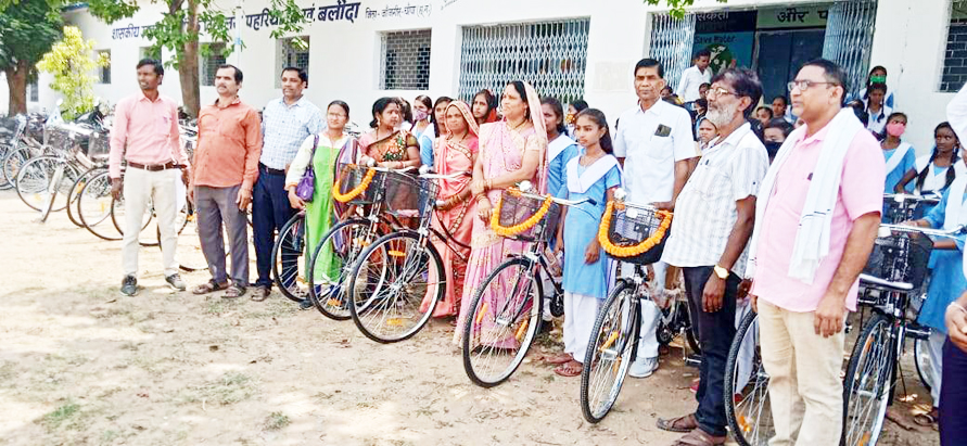 छात्राओं को मिली साइकिल