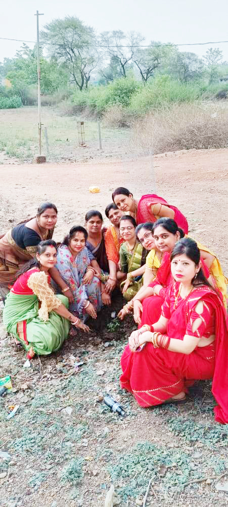 महिलाओं ने रोपे पौधे