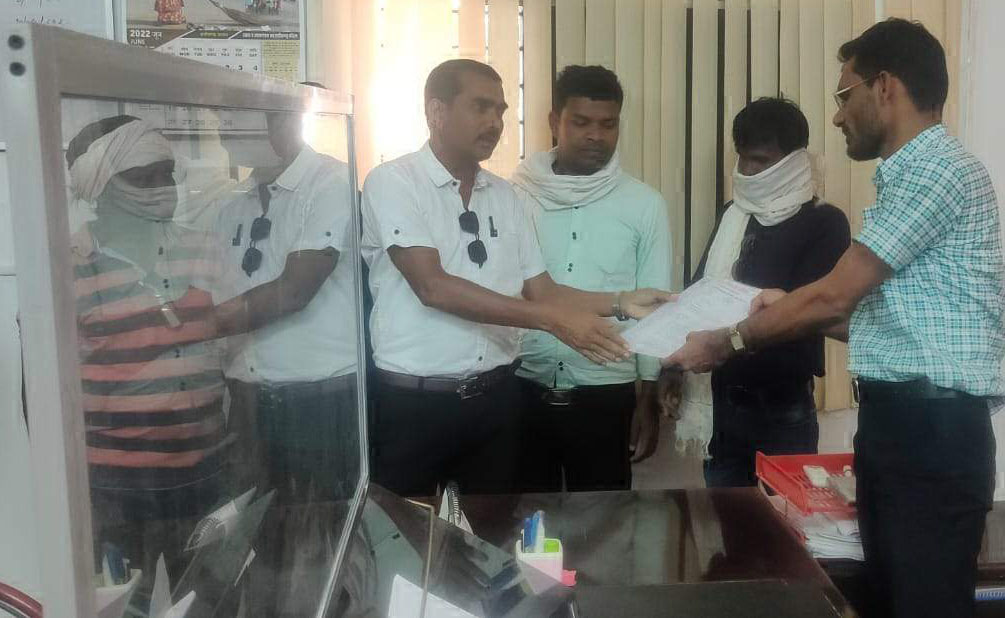 सहायक खंड शिक्षा अधिकारी को हटाने सौंपा ज्ञापन