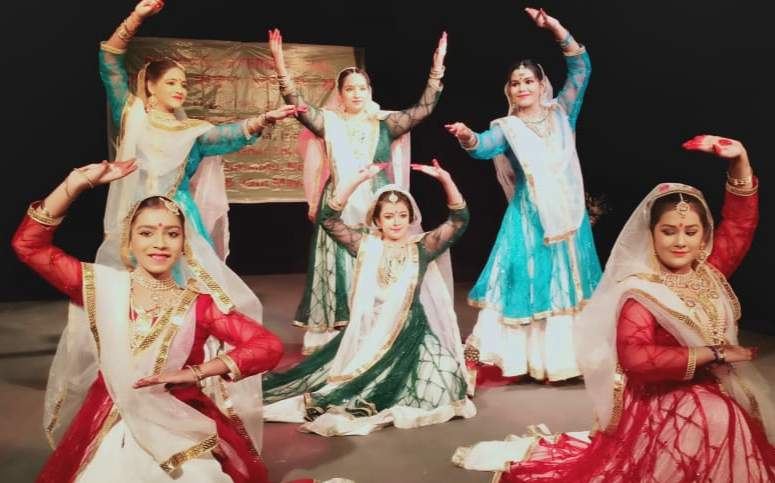 अंतरराष्ट्रीय मंच पर नृत्य कर कुरूद की बेटियों ने जीता अवार्ड