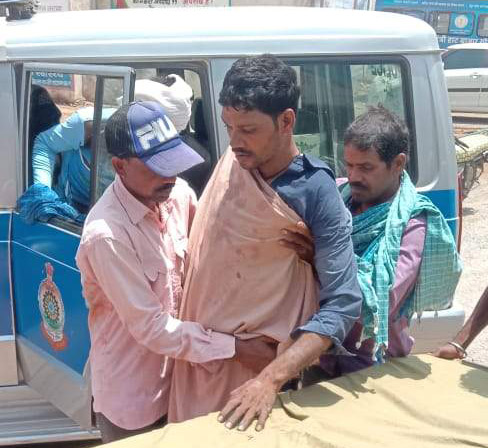 थ्रेसर में कटा युवक का हाथ थ्रेसर में कटा युवक का हाथ