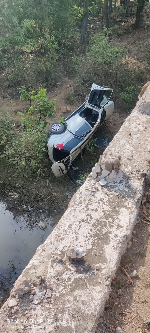 पुलिया से गिरी कार, 2 युवा कारोबारी गंभीर