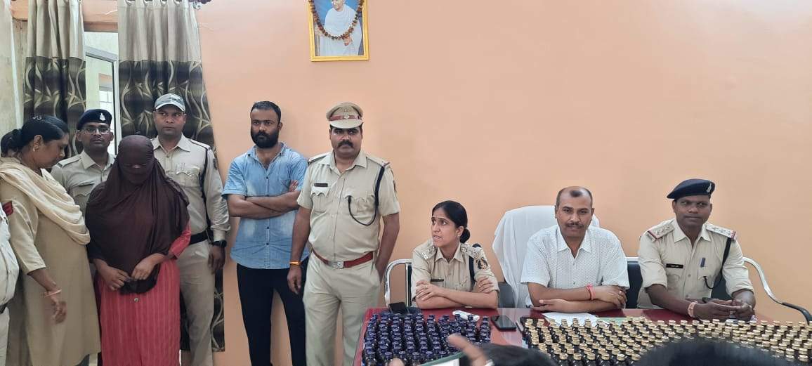 महिला के घर से भारी मात्रा में नशीली कफ सिरप बरामद, गिरफ्तार