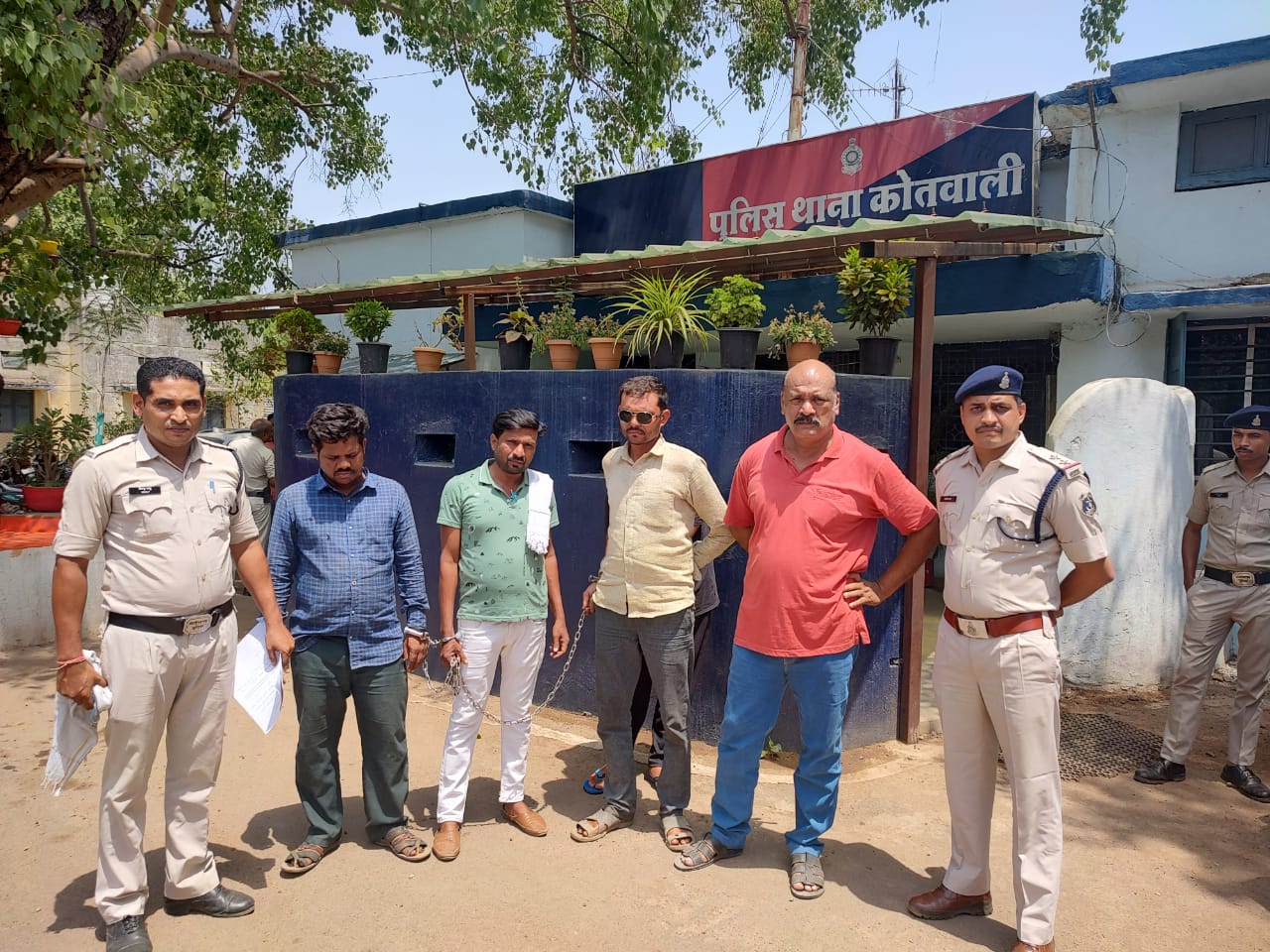 ड्राईवर को बंधक बना हाईवा की लूट ड्राईवर को बंधक बना हाईवा की लूट