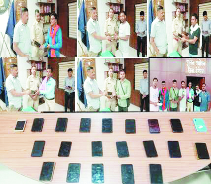 गुम मोबाइल बरामद कर मालिकों को सौंपा गुम मोबाइल बरामद कर मालिकों को सौंपा