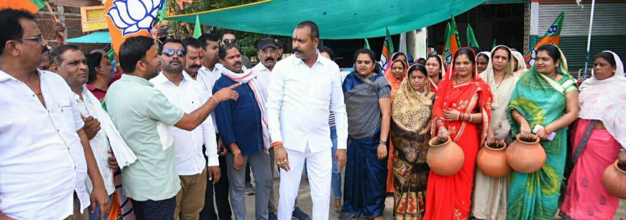पेयजल समस्या, भाजपा महिला मोर्चा ने नपं के सामने की नारेबाजी, फोड़ी मटकी