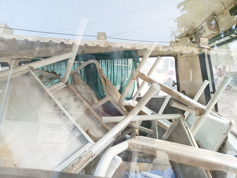 एम्बुलेंस बनी मालवाहक गाड़ी