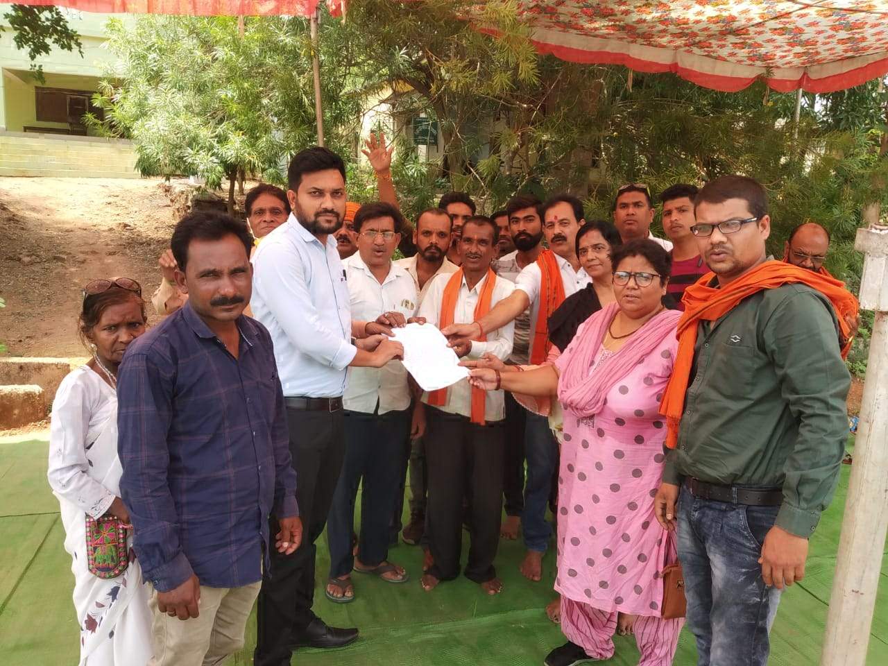 कन्या शाला को यथावत रखने धरना-प्रदर्शन, सौंपा ज्ञापन कन्या शाला को यथावत रखने धरना-प्रदर्शन, सौंपा ज्ञापन