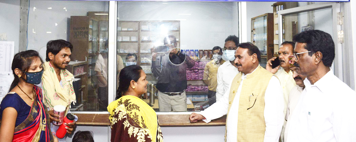 केंद्रीय राज्य मंत्री ने ली केन्द्र शासन के योजनाओं के क्रियान्वयन की जानकारी, विभिन्न संस्थाओं का किया निरीक्षण