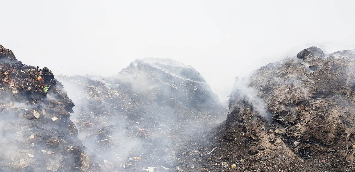 ट्रेचिंग ग्राउंड में लगी आग 36 घंटे के बाद भी नहीं बुझी