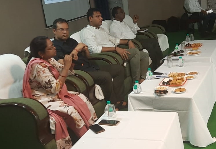 बच्चों को गुणवत्तापूर्ण शिक्षा देकर व्यक्तित्व का करें विकास- कलेक्टर