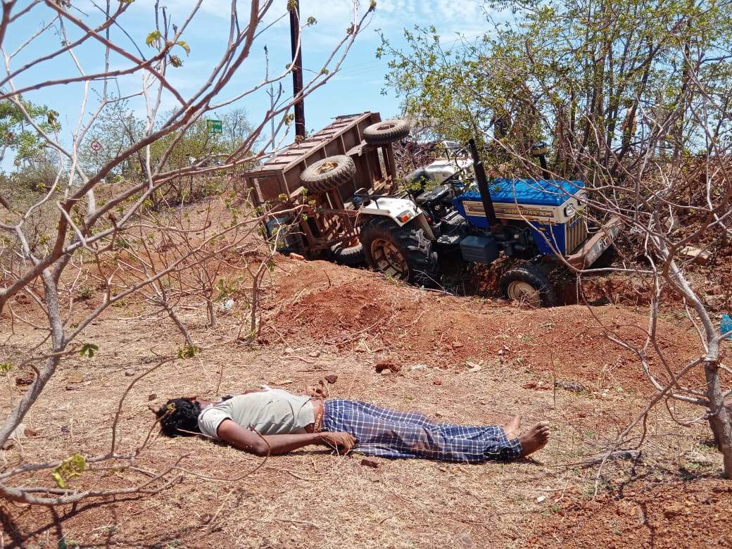 बेकाबू ट्रैक्टर-ट्रॉली सडक़ से उतर कर पलटी, चालक की मौत, 1 जख्मी बेकाबू ट्रैक्टर-ट्रॉली सडक़ से उतर कर पलटी, चालक की मौत, 1 जख्मी