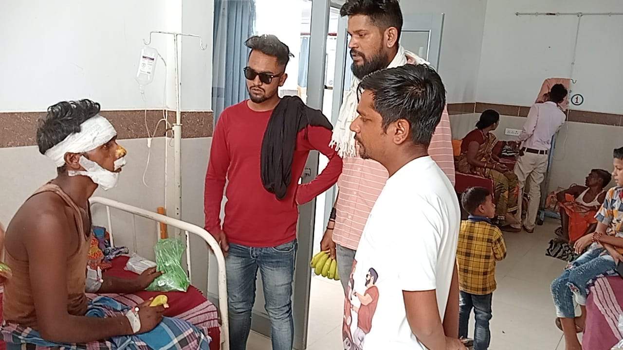 युवा मोर्चा ने जिला अस्पताल में मरीजों को बांटे फल युवा मोर्चा ने जिला अस्पताल में मरीजों को बांटे फल