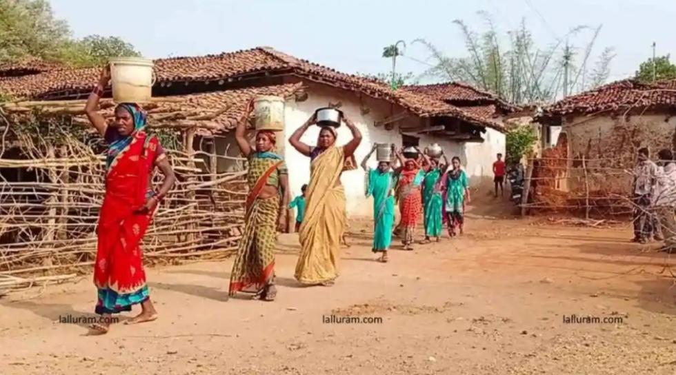 हितकसा में हैंडपंप बंद, 1 किमी से पानी लाने ग्रामीण मजबूर हितकसा में हैंडपंप बंद, 1 किमी से पानी लाने ग्रामीण मजबूर