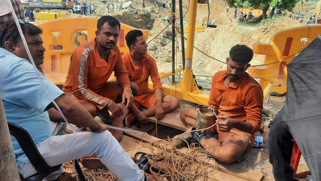 राहुल बेटा... उठो...केला खा लो... राहुल बेटा... उठो...केला खा लो...