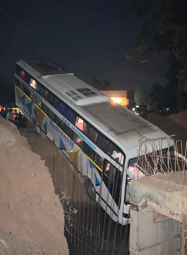 यात्री बस गड्ढे में जा घुसी यात्री बस गड्ढे में जा घुसी