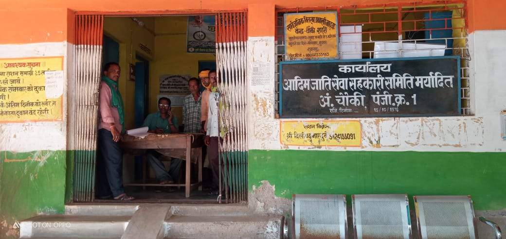 खाद की किल्लत, सोसायटियों से खाली हाथ लौट रहे किसान, ग्रामीणों में आक्रोश खाद की किल्लत, सोसायटियों से खाली हाथ लौट रहे किसान, ग्रामीणों में आक्रोश
