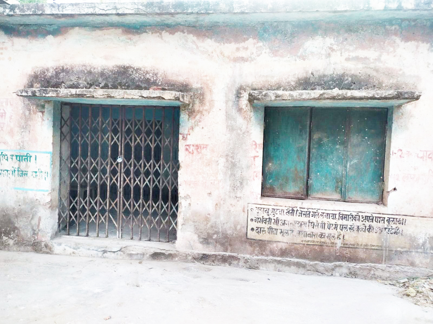 सोसायटी से समय पर खाद नहीं मिलने से किसान परेशान, फसल नुकसान का सताने लगा डर सोसायटी से समय पर खाद नहीं मिलने से किसान परेशान, फसल नुकसान का सताने लगा डर