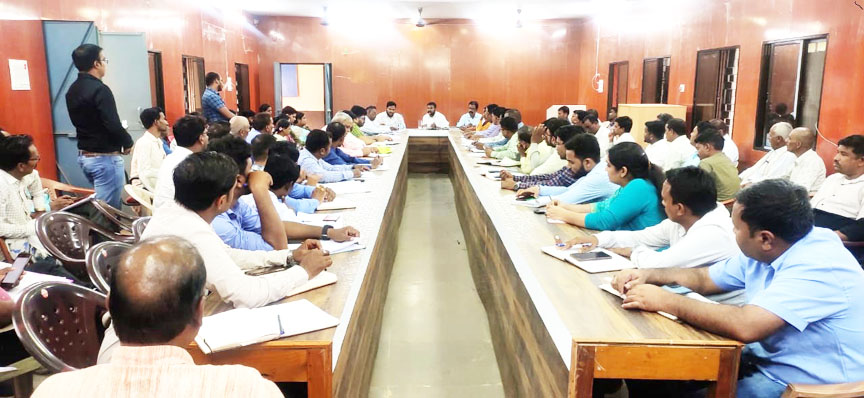 बैठक में गैरहाजिर अफसर को नोटिस