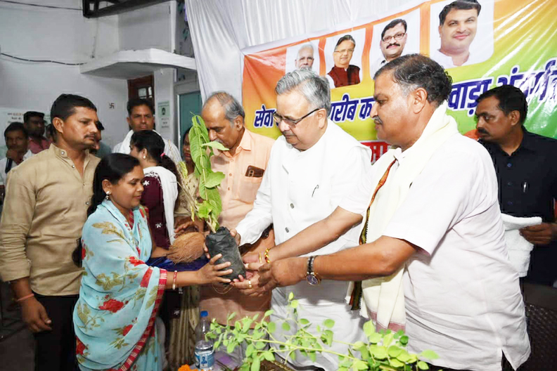 आंबा कार्यकर्ताओं व मितानिनों का रमन ने किया सम्मान