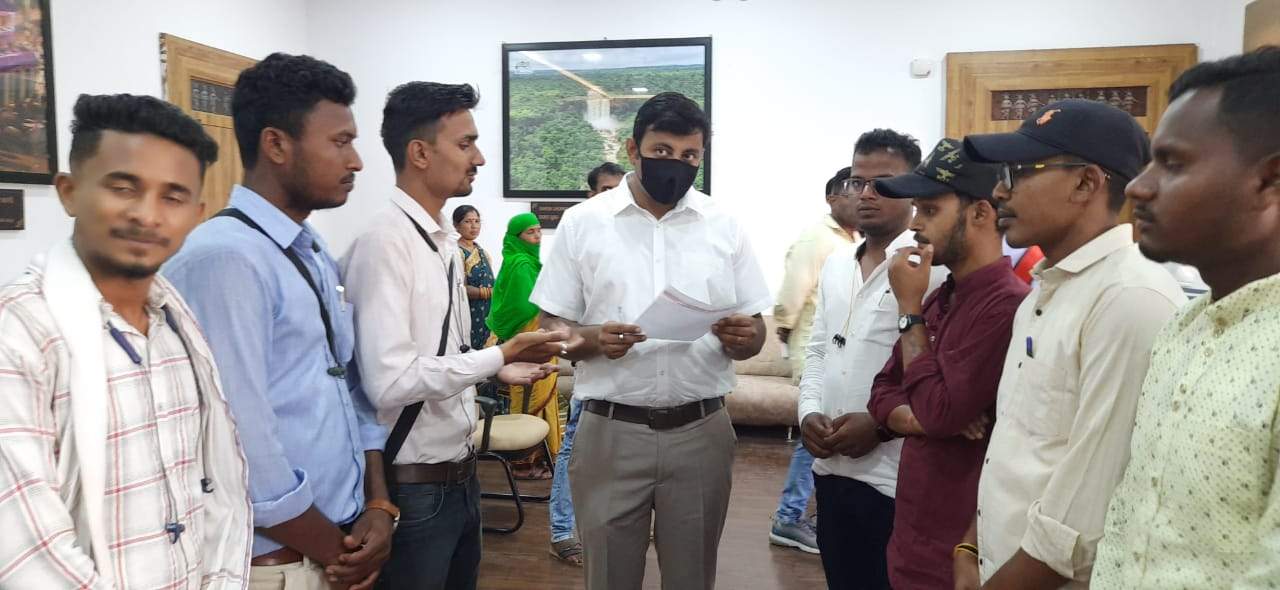 बस्तर विवि में एलएलएम शुरू करने की मांग, मुख्यमंत्री के नाम अभाविप ने सौंपा ज्ञापन