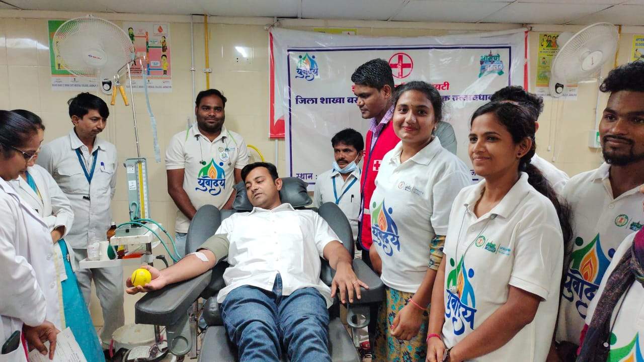 कलेक्टर ने डिमरापाल मेडिकल कॉलेज में किया रक्तदान