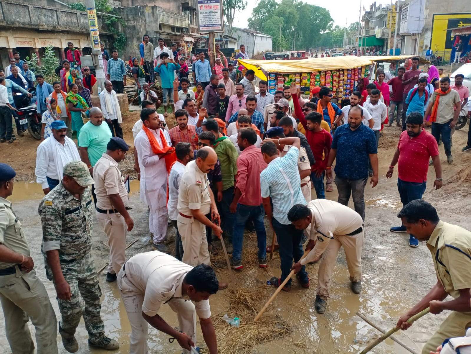 ओपी चौधरी के खिलाफ एफआईआर का विरोध, सीएम का पुतला फूंका