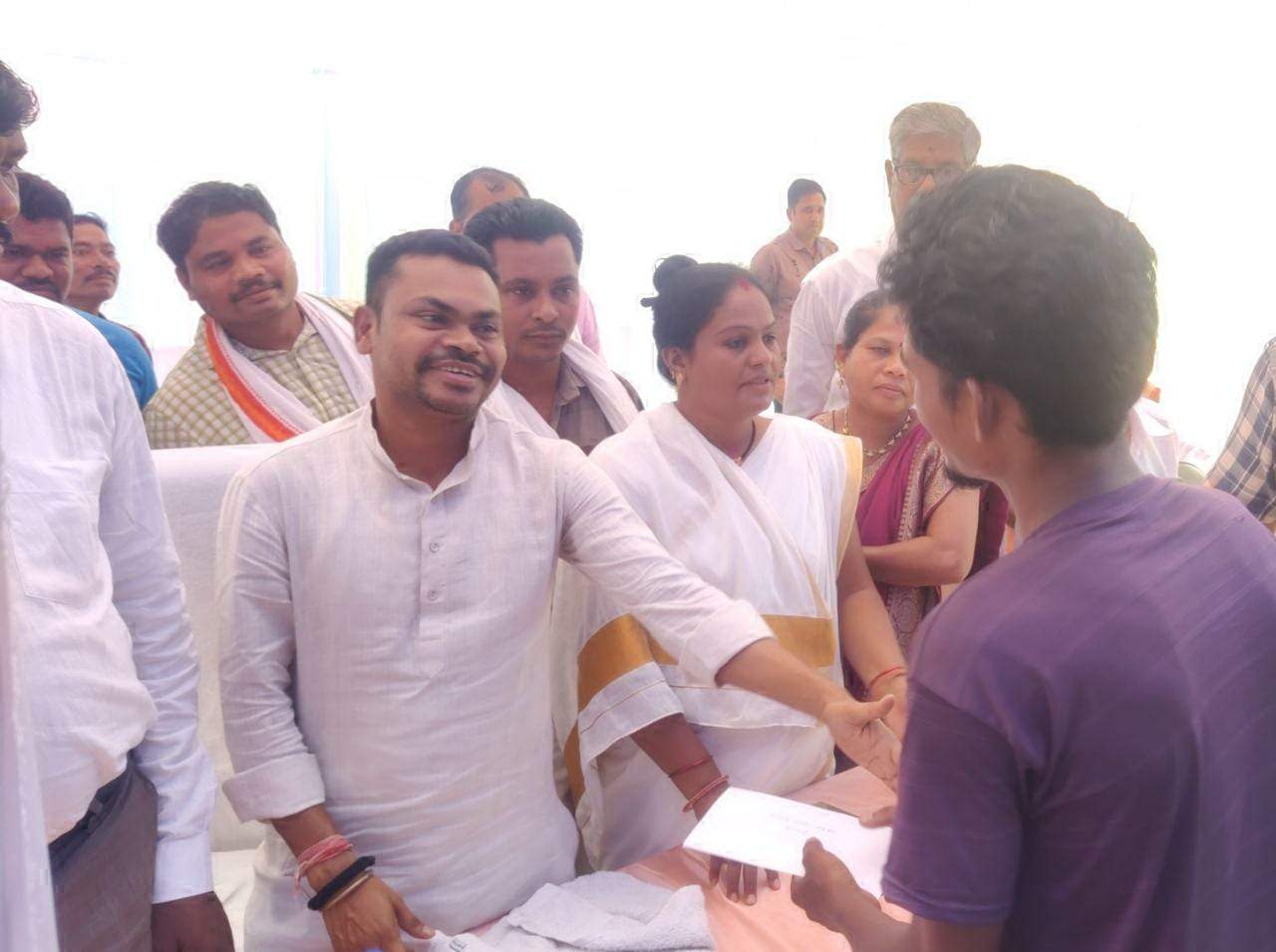 192 को आपदा क्षतिपूर्ति व तेंदूपत्ता की राशि वितरित