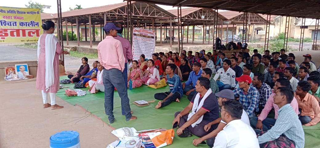 बारिश में भी डटे रहे अतिथि शिक्षक