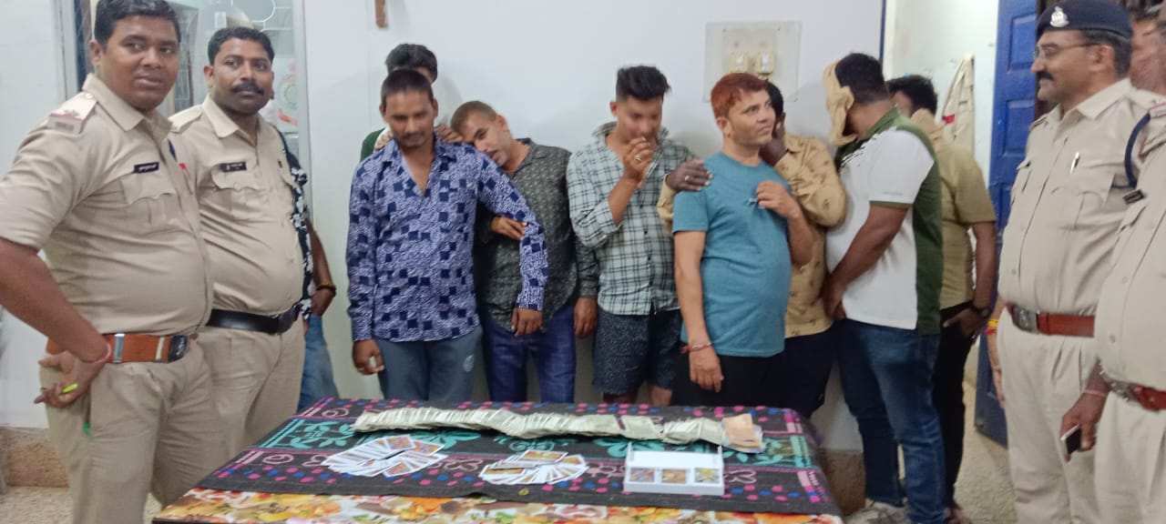 11 साथियों संग दफ्तर में जुआ खेलते सपड़ाया कांग्रेस पार्षद 11 साथियों संग दफ्तर में जुआ खेलते सपड़ाया कांग्रेस पार्षद