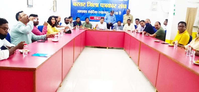 कलेक्टर  ने नए पत्रकार भवन के निर्माण के संबंध में की चर्चा