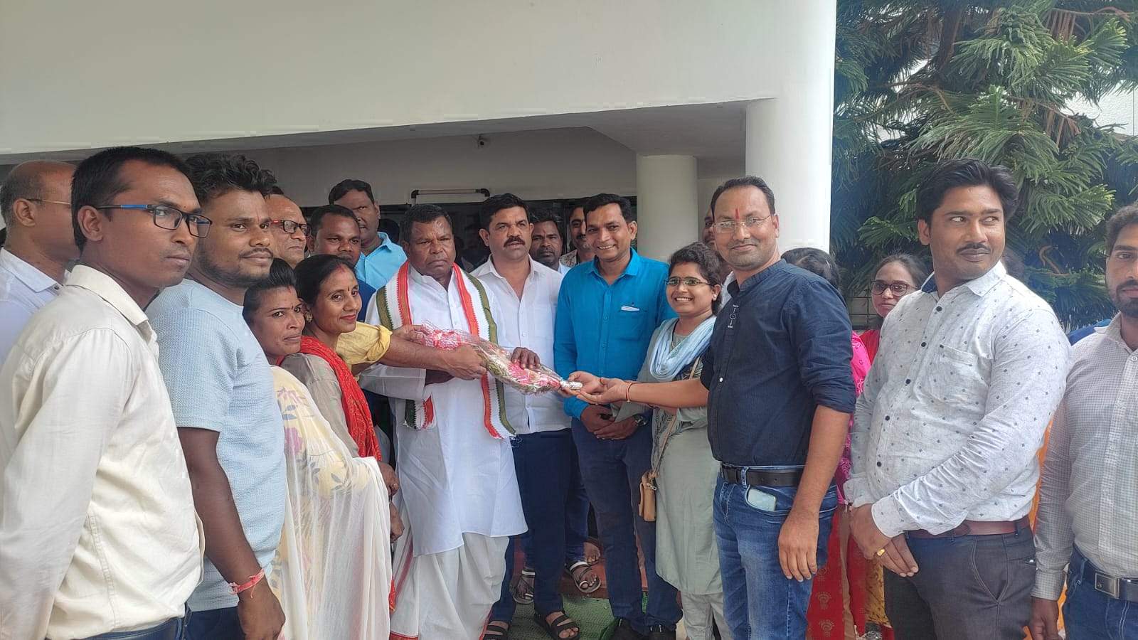 मनरेगा कर्मी मिले आबकारी मंत्री से मनरेगा कर्मी मिले आबकारी मंत्री से
