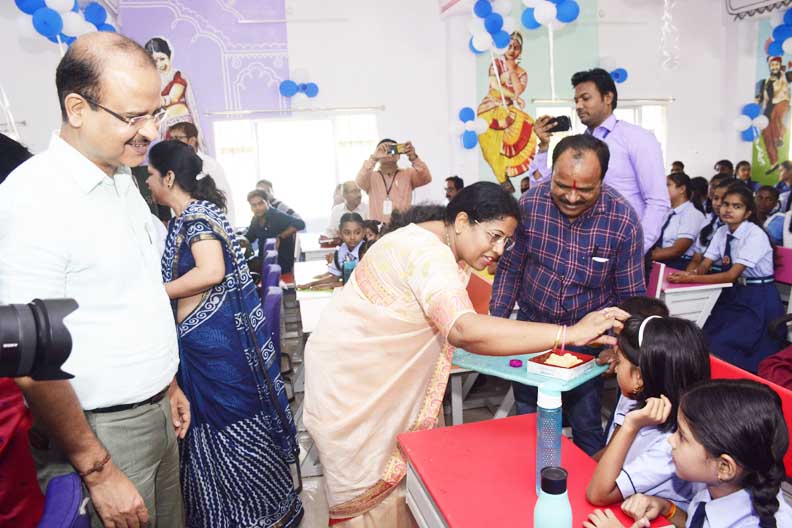 शाला प्रवेशोत्सव में मेयर-कलेक्टर ने बच्चों का किया स्वागत