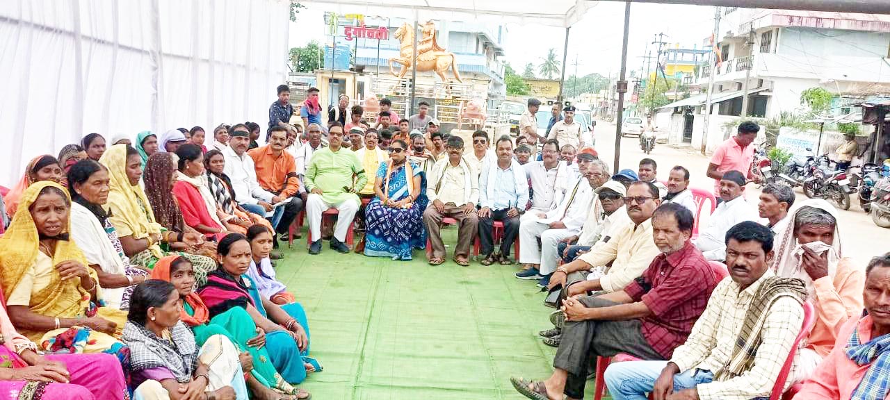 सिहावा विधायक के नेतृत्व में कांग्रेसियों का मौन धरना-प्रदर्शन