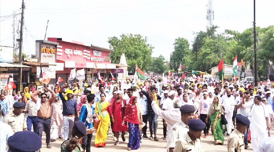 बाबा बालक दास की गिरफ्तारी समेत 3 मांगों को ले निकाली रैली, हजारों ने दी गिरफ्तारियां बाबा बालक दास की गिरफ्तारी समेत 3 मांगों को ले निकाली रैली, हजारों ने दी गिरफ्तारियां