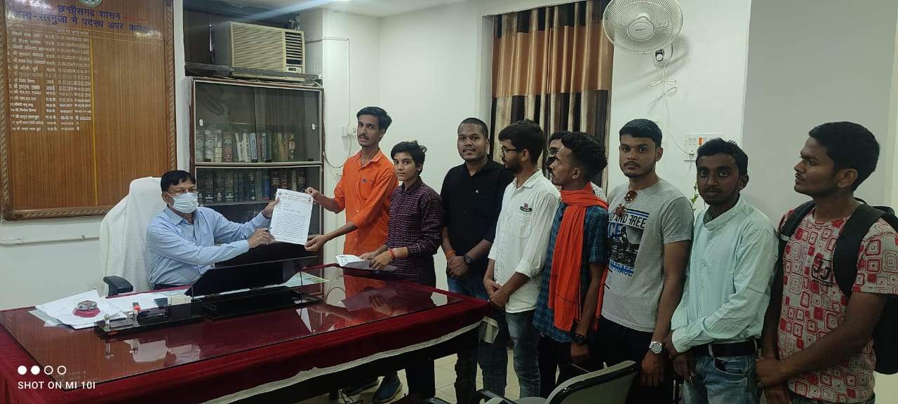 स्कूलों में प्रवेश को लेकर अभाविप ने जिलाधीश को सौंपा ज्ञापन