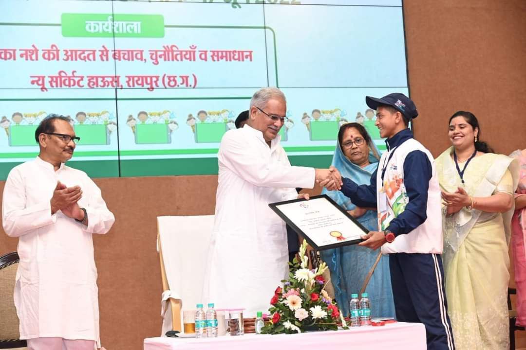 सीएम ने जिले में मलखंब खिलाड़ी राकेश और मानू को किया सम्मानित