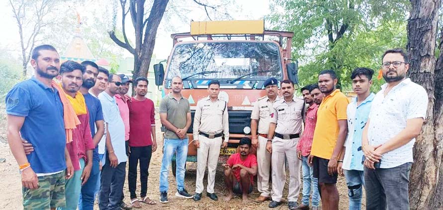 पशु तस्करों से 29 पशुओं को छुड़ाया, 1 पकड़ाया, 2 भागे