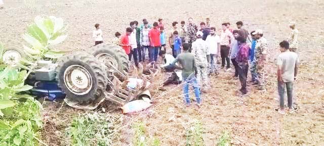 पल्लारी मोड़ के पास अनियंत्रित होकर पलटा ट्रैक्टर पल्लारी मोड़ के पास अनियंत्रित होकर पलटा ट्रैक्टर
