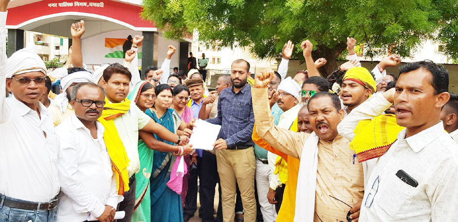 रैली निकाल कर पहुंचे थाना, 80 लोगों ने दी गिरफ्तारी