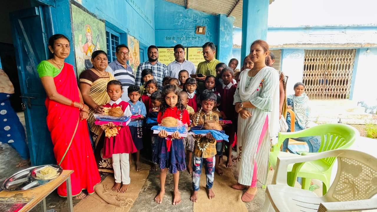 बच्चों को गुलाल लगाकर पुस्तक-गणवेश देकर मिठाई खिलाकर प्रवेश दिलाया