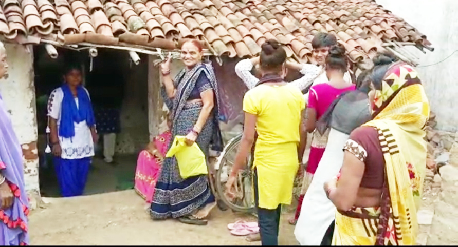 घर जर्जर, छत से टपकता पानी, पढ़ाई के लिए जद्दोजहद घर जर्जर, छत से टपकता पानी, पढ़ाई के लिए जद्दोजहद