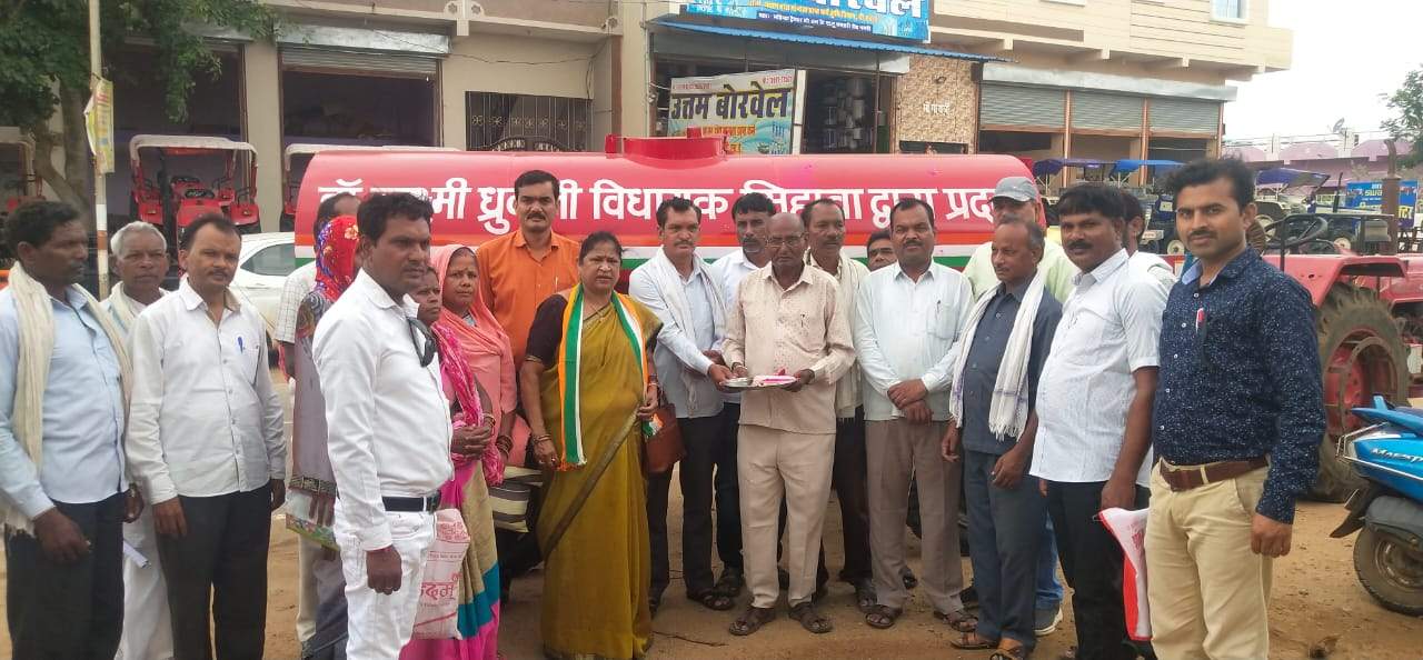 सिहावा विधायक के हाथों सिंगपुरवासियों को पानी टैंकर