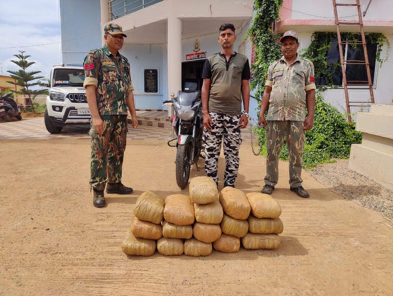 बाइक से गांजा तस्करी, यूपी का एक बंदी