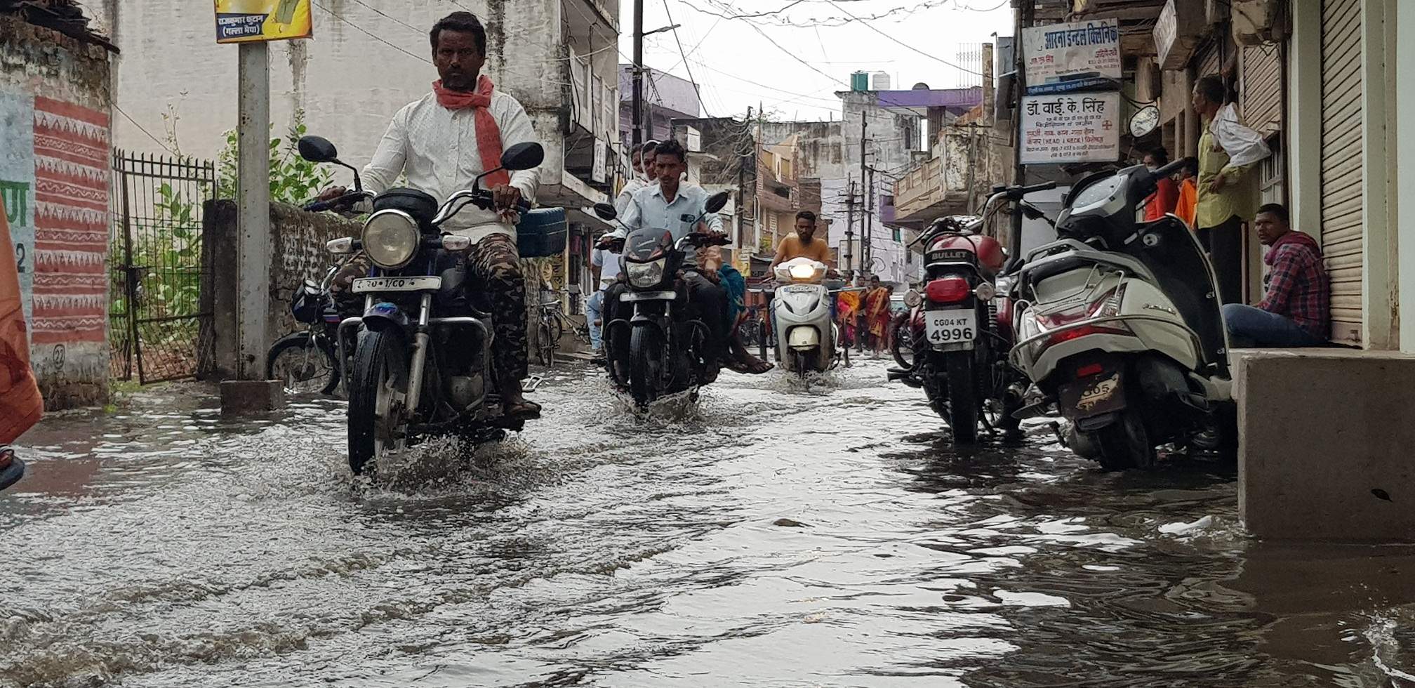 आधे घंटे की बारिश से निचली बस्तियों में भरा पानी, निगम की सफाई की खुली पोल