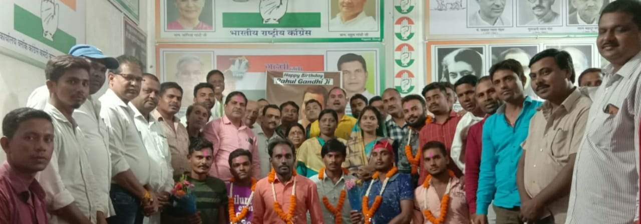 नौ युवकों ने थामा कांग्रेस का हाथ, फूलों से स्वागत